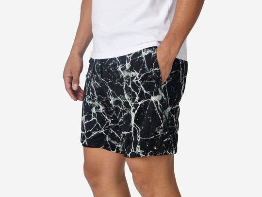 6" Marble Pocket Lounge Short on model tight side crop.